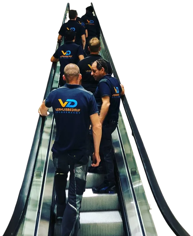 Het team van Verhuisbedrijf Draagkracht op de roltrap van een kantoorpand