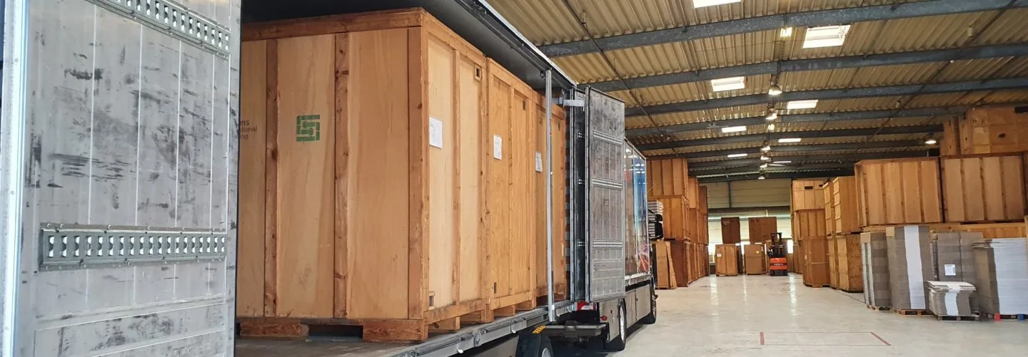Houten opslagunits van Verhuisbedrijf Draagkracht in de loods