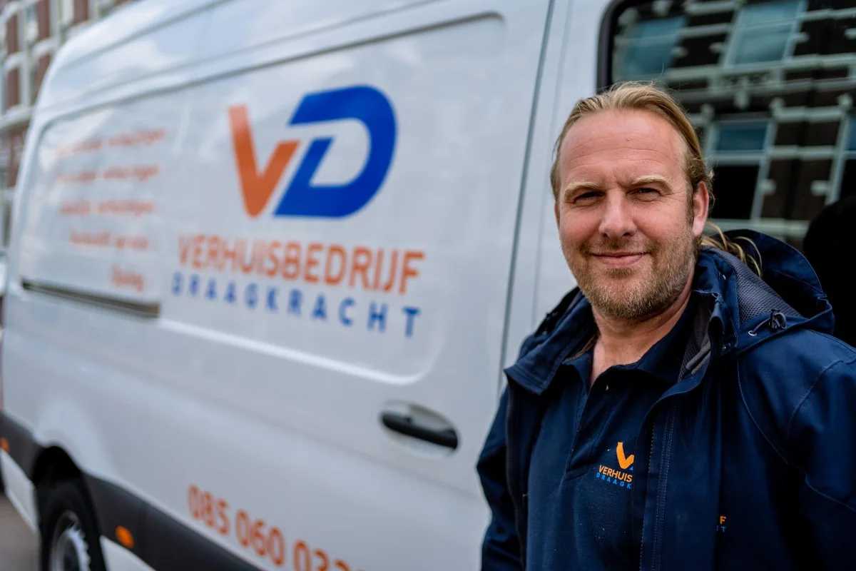 Verhuizer van Verhuisbedrijf Draagkracht bij de verhuisbus