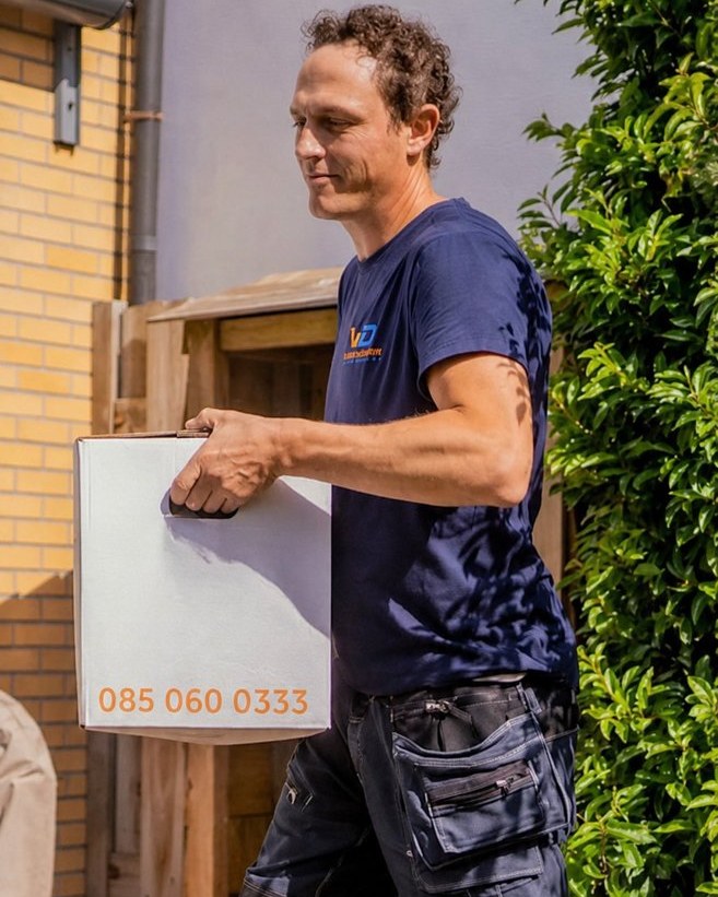 Verhuizer van Verhuisbedrijf Draagkracht met een doos