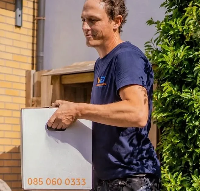Verhuizer van Verhuisbedrijf Draagkracht met een verhuisdoos