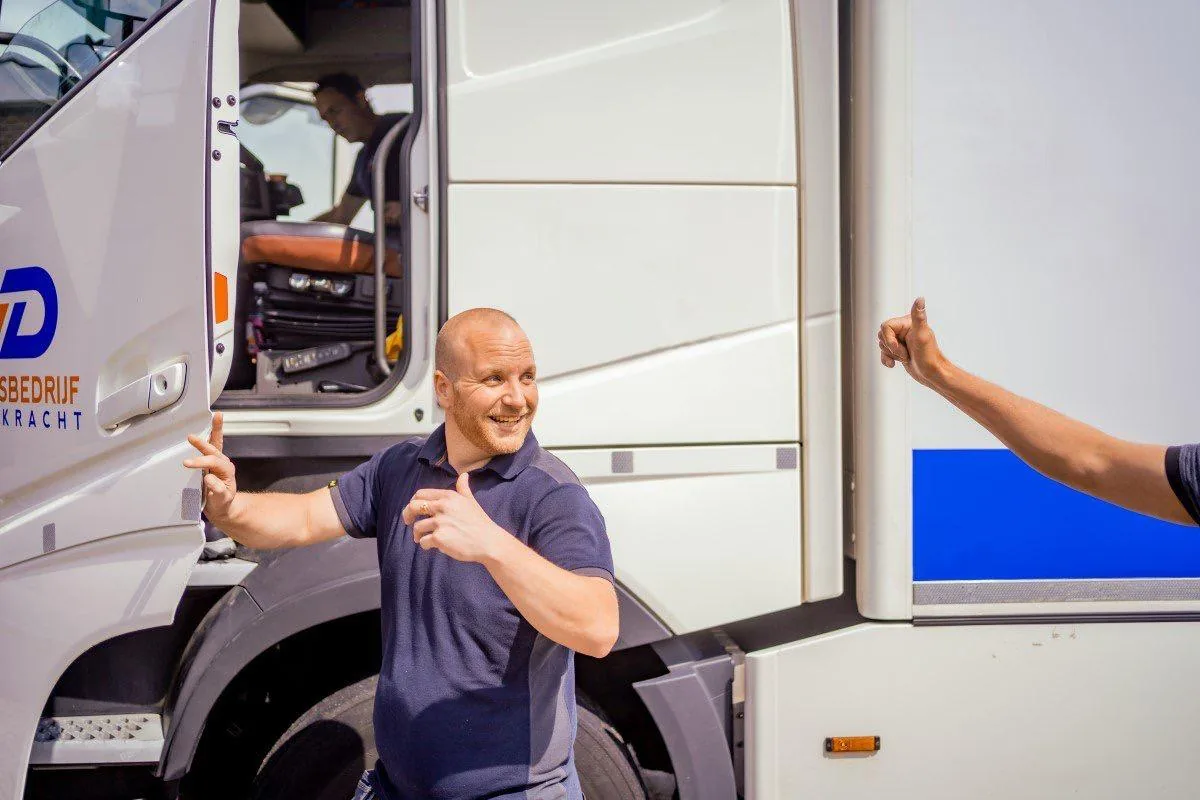 Verhuizer van Verhuisbedrijf Draagkracht bij de vrachtwagen