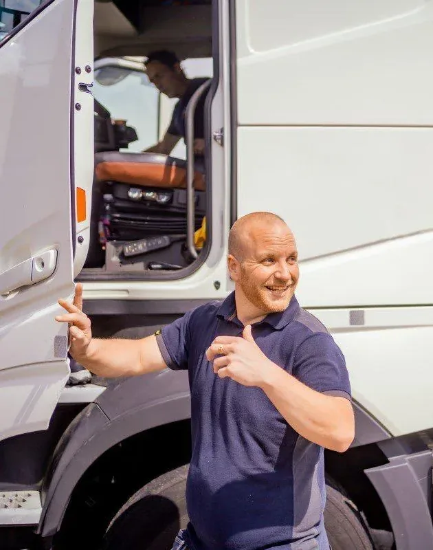 Verhuizer van Verhuisbedrijf Draagkracht bij de vrachtwagen