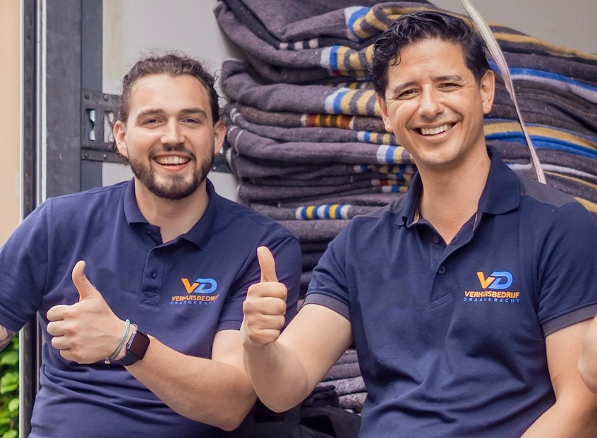 Verhuizers van Verhuisbedrijf Draagkracht laden een zakelijke verhuizing in